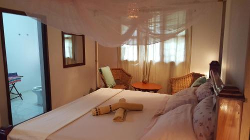 南威卡洛塔民宿的一间卧室配有一张木雕床。