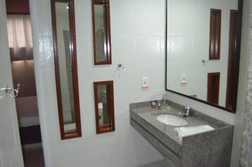 尤西德福拉Motel & Hotel Free Love JF的浴室设有水槽和墙上的镜子