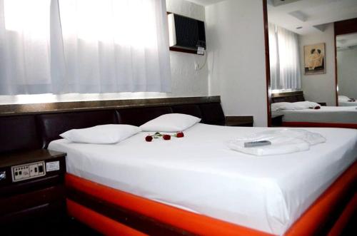 尤西德福拉Motel & Hotel Free Love JF的窗户客房内的一张大白色床