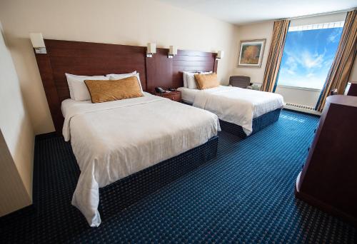埃德蒙顿西埃德蒙顿购物中心酒店的酒店客房设有两张床和窗户。