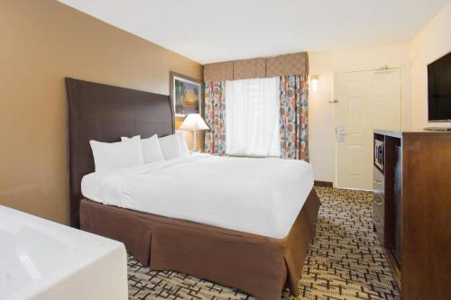 SureStay Hotel by Best Western North Myrtle Beach客房内的一张或多张床位