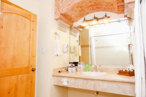 华雷斯城玛丽亚博尼塔商务套房酒店的一间带水槽和镜子的浴室