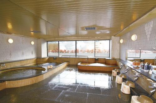 神户莫维尔阿瑞玛酒店的一间带热水浴缸和卫生间的大浴室