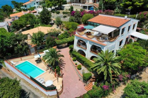 圣夫拉维亚Villa del Golfo Urio with swimming pool shared by the two apartments的享有带游泳池的房屋的空中景致