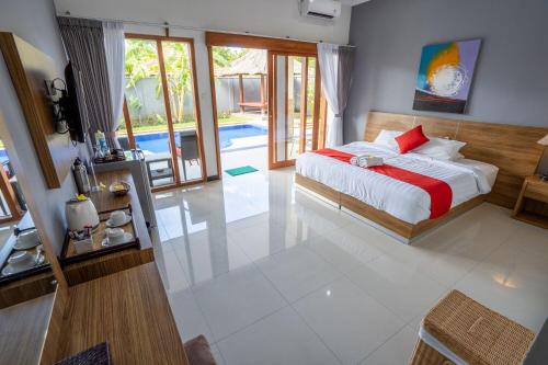 图兰奔巴厘岛潜水度假及Spa酒店的一间卧室设有一张床和一个游泳池