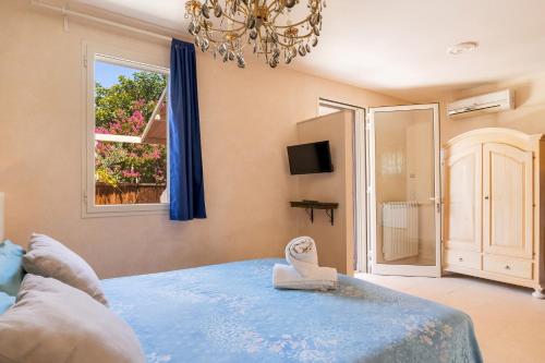 加利波利托雷尚贝雅露营地的一间卧室设有蓝色的床和窗户。