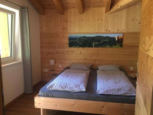 奥法赫Appartement Mühlhäusl的小木屋内的卧室,配有两张床