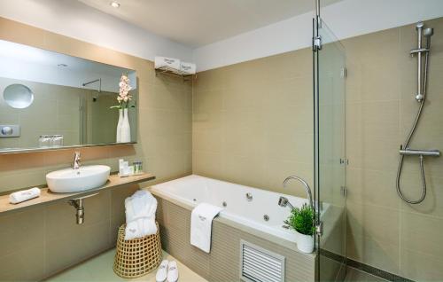 穆尔西亚穆尔西亚斯考特而JC1酒店的带浴缸、水槽和淋浴的浴室