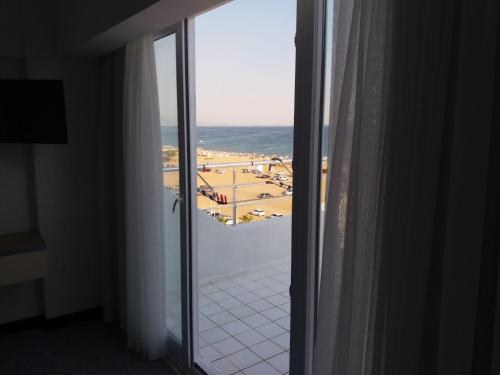 艾瓦勒克安芙拉酒店的客房可从窗户欣赏到海滩美景