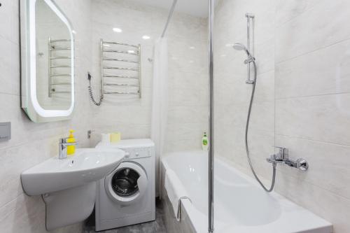 基辅Апартаменти Герцена 35的白色的浴室设有洗衣机和水槽。