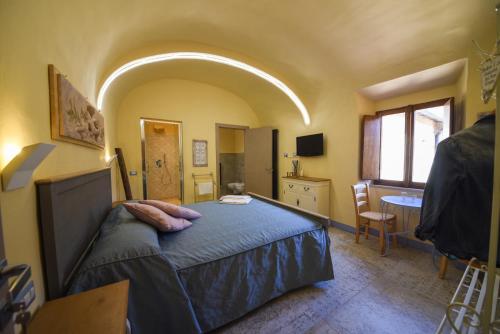 渥尔特拉Il Sogno di Annalisa Suite的一间带一张床铺的卧室,位于一个拱形的房间