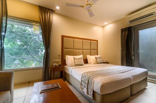 苏拉特贝尔维尤经济旅馆的一间卧室设有一张大床和一个窗户。