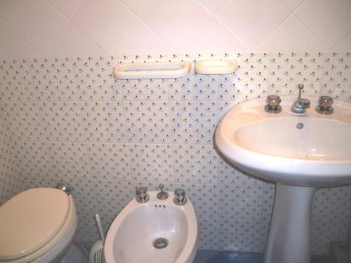 蓬扎L'Isolana Case Vacanza Palma 1的一间带水槽和卫生间的浴室