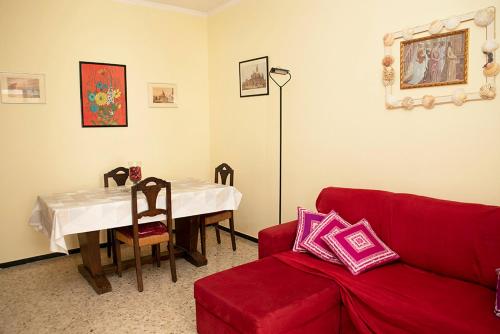亚历山德里亚Casa Abba的客厅配有红色的沙发和桌子
