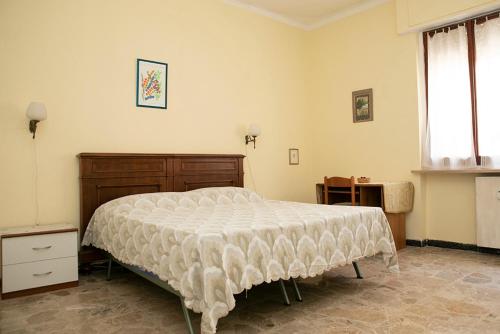 亚历山德里亚Casa Abba的一间卧室设有一张大床和一个窗户。