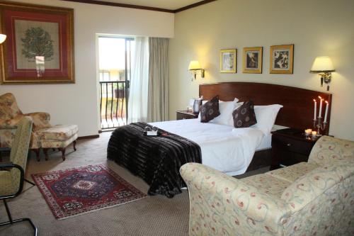 约翰内斯堡Benvenuto Hotel & Conference Centre的酒店客房,配有一张床和两把椅子
