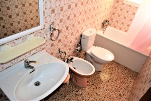 埃勒凡达尔Villa Service - Apartamentos Aransol的一间带水槽和卫生间的浴室