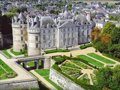 博蒙皮耶-德伯夫Auberge Du Cheval Blanc的城堡空中花园美景
