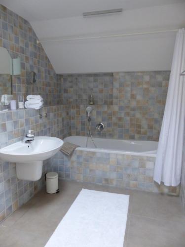 哈恩Prinz Ole的浴室配有盥洗盆和浴缸。