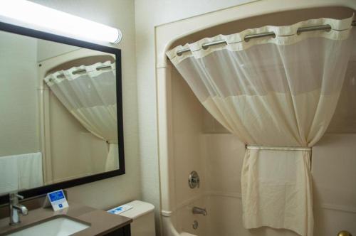 莱维斯莱维斯康福特茵酒店 的浴室配有淋浴帘和镜子