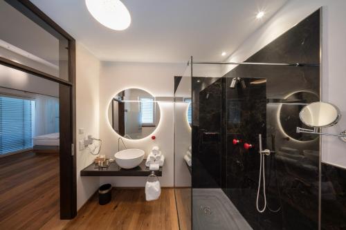 奥尔珀MotelplusHotel BiggeSeeFront的带淋浴和盥洗盆的浴室