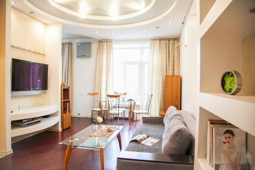 基辅基辅中心纯真家园公寓的客厅配有沙发和桌子