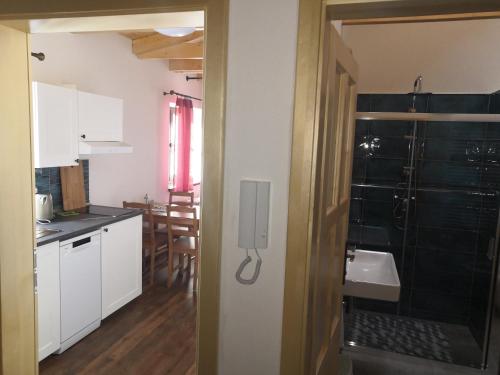 克维尔达Apartmány Verunka的厨房配有水槽和台面