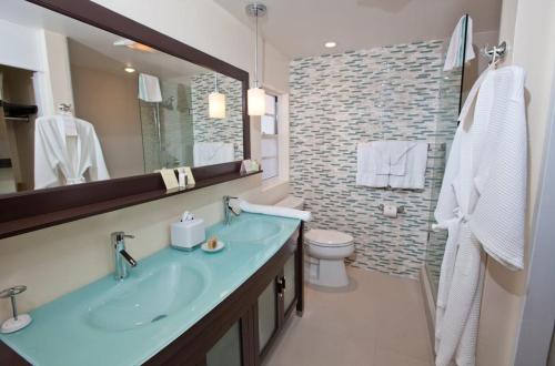 Southampton珊瑚礁俱乐部度假村的一间带水槽、卫生间和镜子的浴室