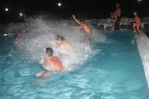 罗迪-加尔加尼科Albergo 2 Pini的一群人在游泳池玩耍