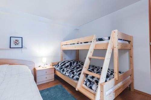 皮兰普瑞马里公寓的卧室内的一张双层床,带梯子