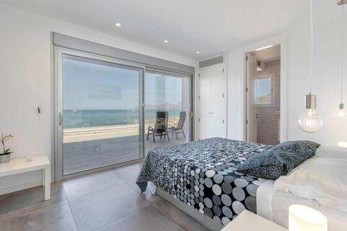松塞拉德马里纳Son Serra Relax 2 By homevillas360的一间卧室配有一张床,享有海景