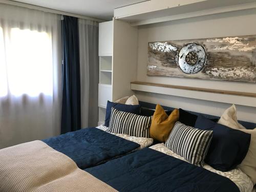 维尔德豪斯Sonnastuba的一间卧室配有一张带蓝色床单和枕头的床。
