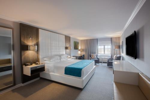 利文斯顿威斯敏斯特酒店的酒店客房设有床和客厅。