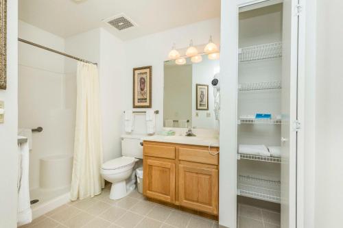 梅斯基特Mojave Edge的一间带卫生间、水槽和镜子的浴室