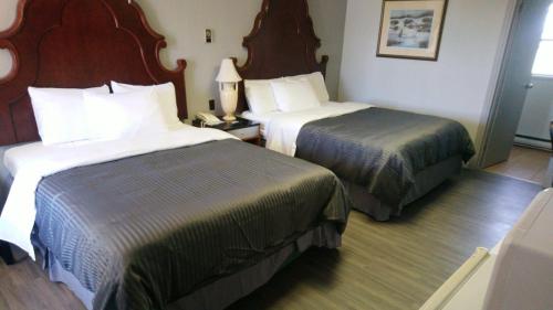 科尔本港Port Motel的酒店客房带两张床和电话