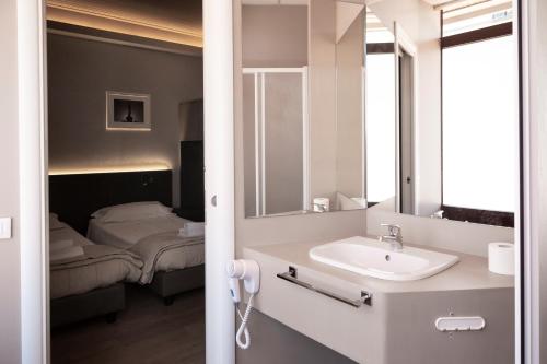 佛罗伦萨普鲁斯酒店的一间浴室