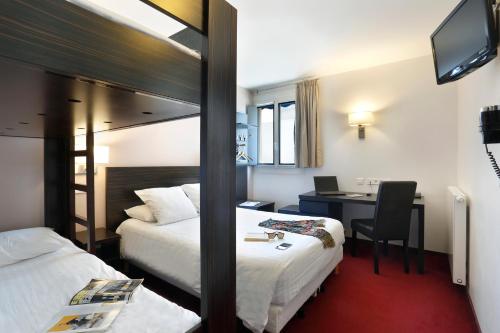奥利塞尼亚酒店的酒店客房配有一张双人床和一张书桌。