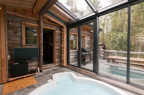 普哈圣山Ankkalinna的客房设有浴缸、电视和窗户。