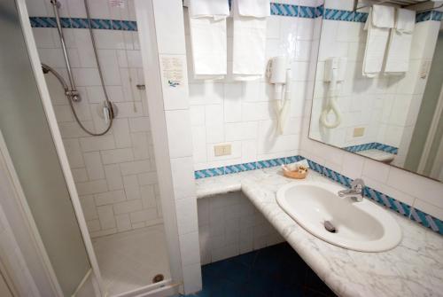马西亚娜马里纳伊索拉绿色住宿酒店的一间带水槽和淋浴的浴室