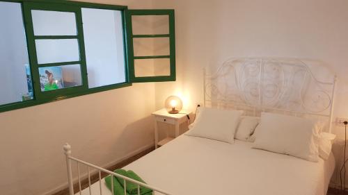 法马拉Salitre-1ª Línea de Mar的卧室配有白色床和2扇窗户
