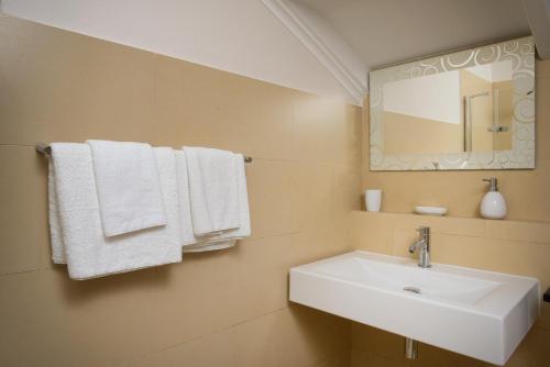 贝尔马尔海滨公寓式酒店的一间浴室