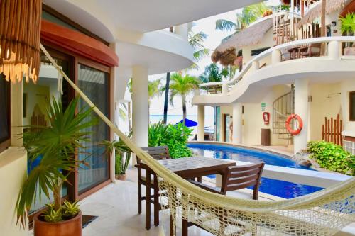 普拉亚卡门棕榈滩海滩公寓式酒店的阳台的吊床,带游泳池