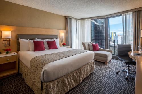 西雅图西雅图瓦尔维克酒店的一间酒店客房,设有一张大床和一个大窗户