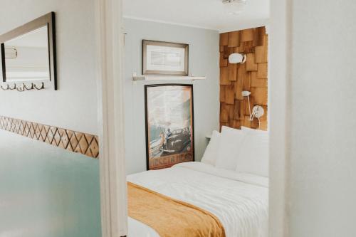 新港Nye Beach Condos & Cottages的一间小卧室,配有一张床和镜子