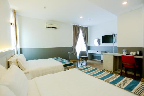 马六甲探索者酒店的酒店客房配有两张床和一张书桌