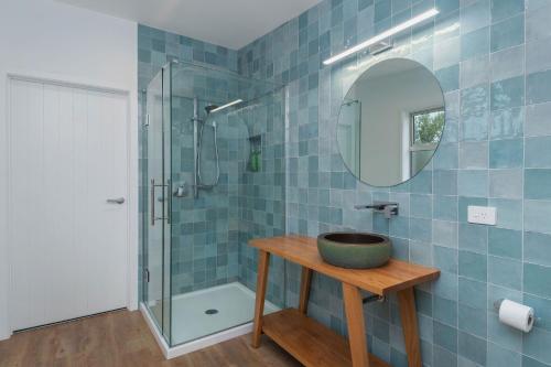 努盖特角The Yellow House的一间带水槽和玻璃淋浴的浴室