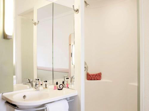 朴次茅斯Ibis Budget Portsmouth的白色的浴室设有水槽和镜子