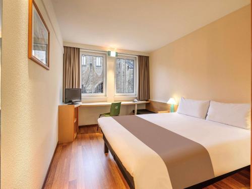 爱尔福特旧城宜必思酒店客房内的一张或多张床位