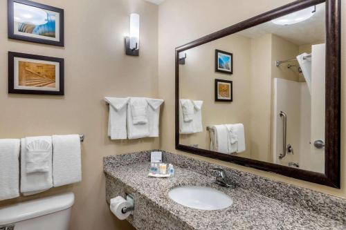 堪萨斯城堪萨斯城赛道康福特套房酒店的一间带水槽和大镜子的浴室