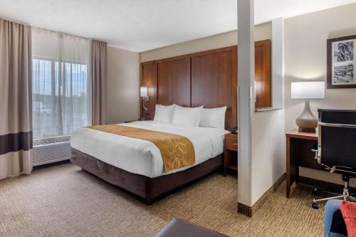 堪萨斯城赛道康福特套房酒店客房内的一张或多张床位